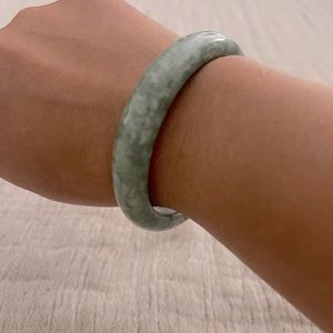 Beautiful Green Jade bangle (slip on)